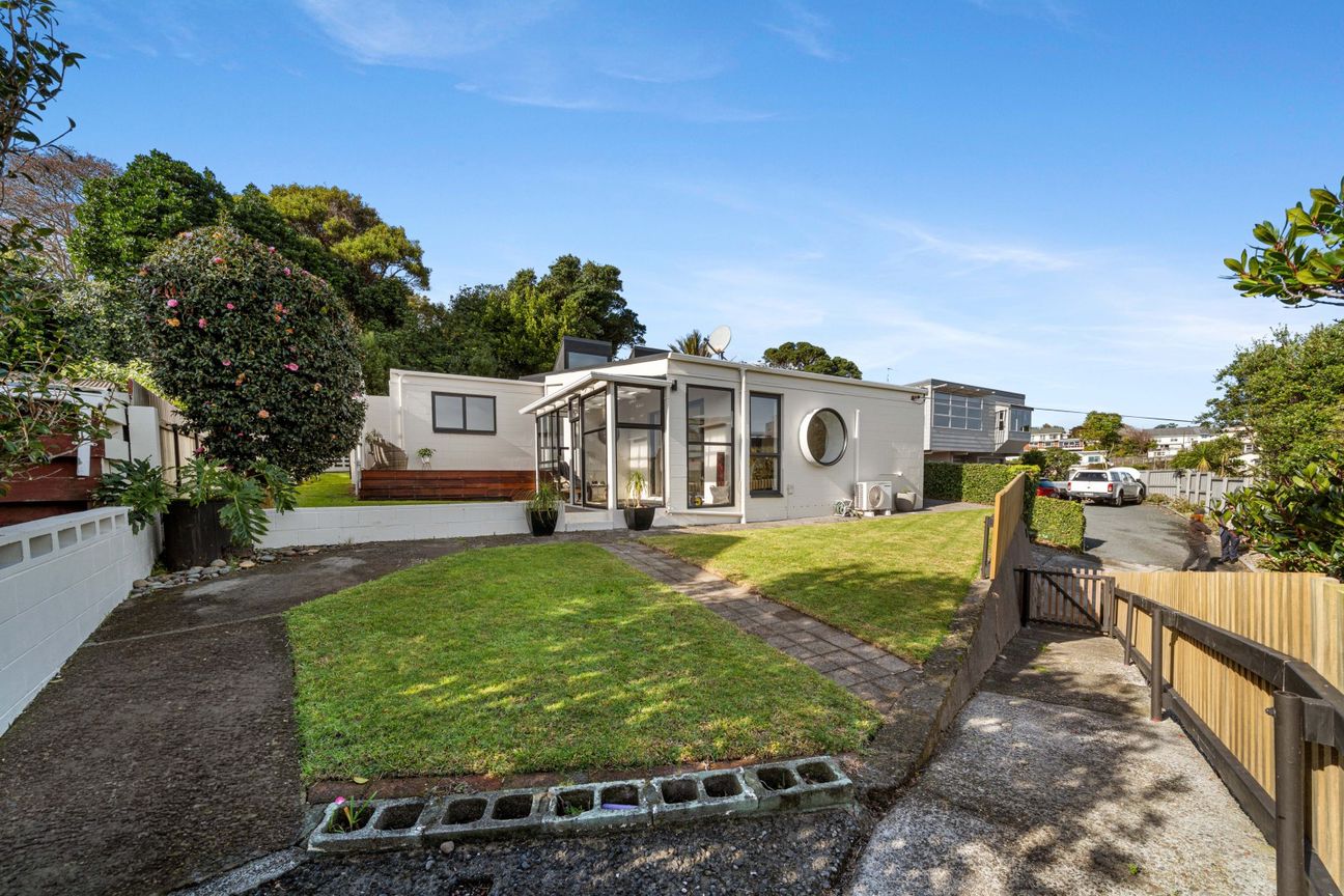 Peak living on David Street! - Vista 3