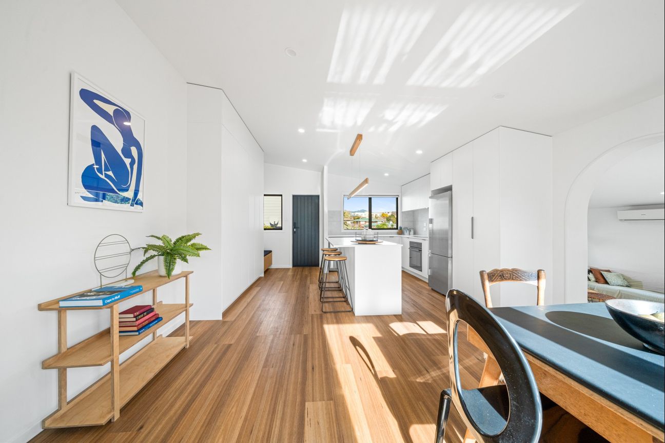 Peak living on David Street! - Vista 4