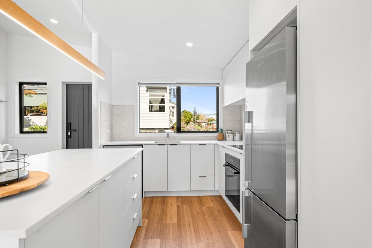 Peak living on David Street! - Vista 5