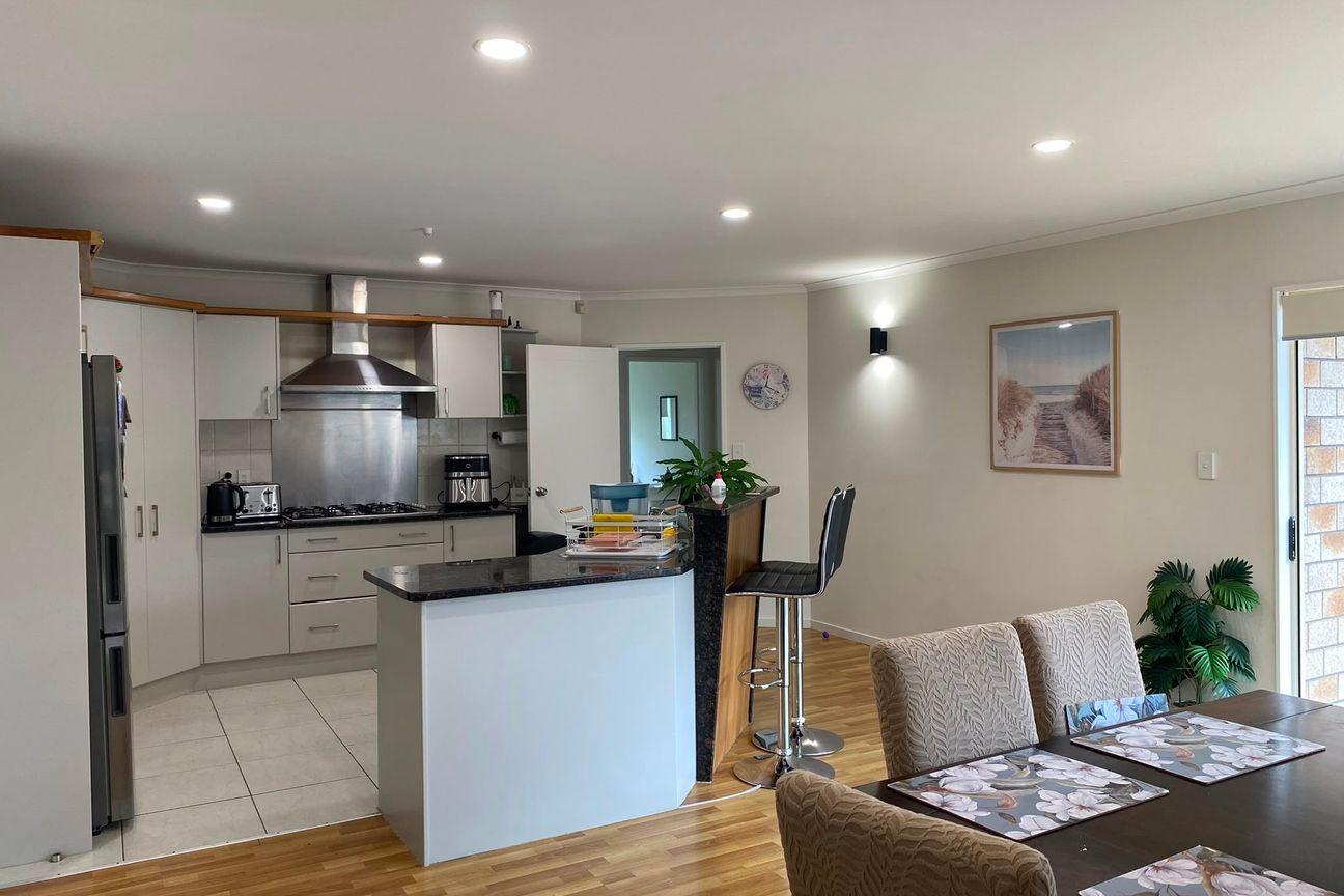 Modern 5-Bedroom Family Home in the Heart of Flat Bush - Aanzicht 3
