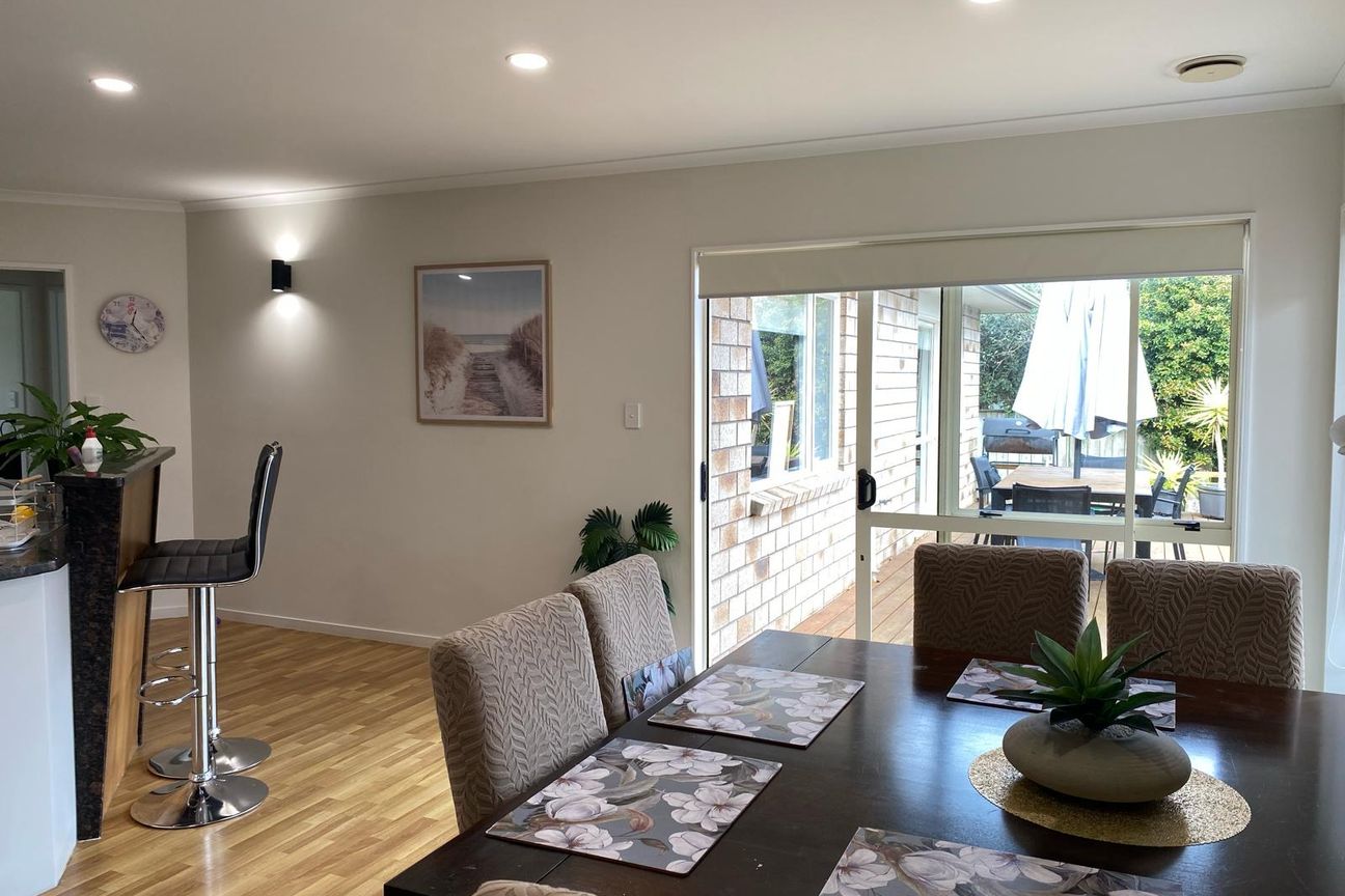 Modern 5-Bedroom Family Home in the Heart of Flat Bush - Aanzicht 5