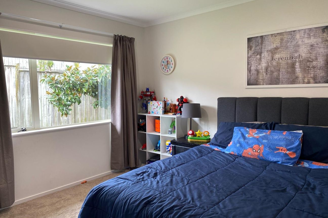 Modern 5-Bedroom Family Home in the Heart of Flat Bush - Aanzicht 6