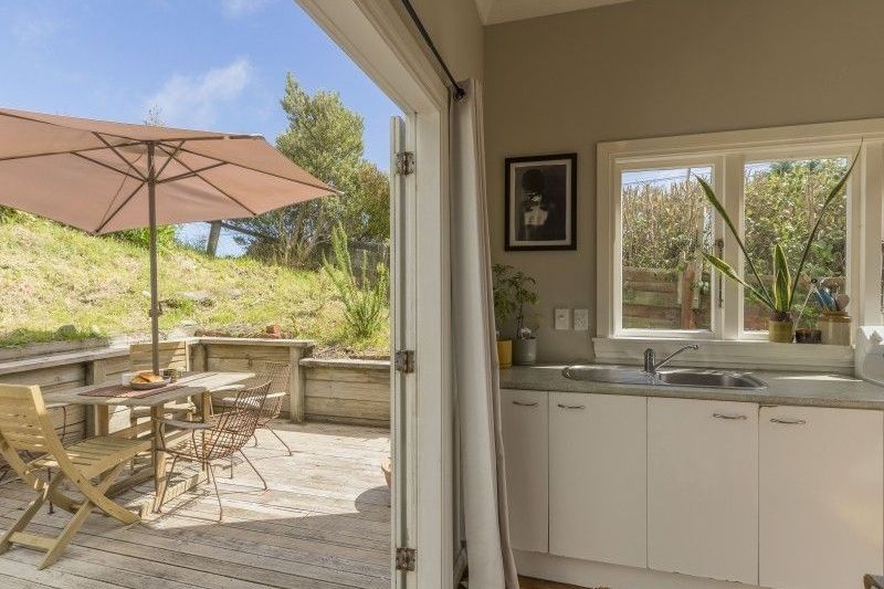 Iconic Kiwi Style Two-Bedroom Home in Waikanae Beach - Meer