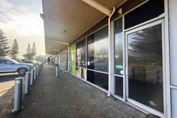 AIRPORT OAKS RETAIL SPACE
