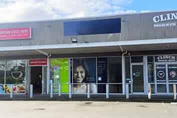 AIRPORT OAKS RETAIL SPACE
