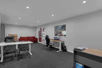 Versatile warehouse with excellent access