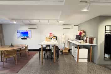 TIDY AND MODERN OFFICE / SHOWROOM

