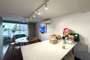 TIDY AND MODERN OFFICE / SHOWROOM
