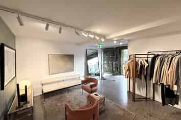 TIDY AND MODERN OFFICE / SHOWROOM
