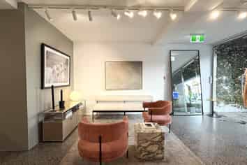 TIDY AND MODERN OFFICE / SHOWROOM
