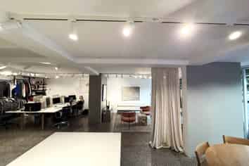 TIDY AND MODERN OFFICE / SHOWROOM

