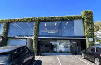 TIDY AND MODERN OFFICE / SHOWROOM
