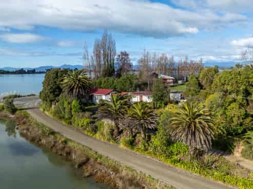 9 & 19 Rowling Loop, Lower Moutere