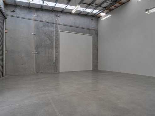 Versatile high-stud warehouse