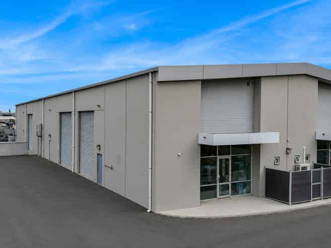 Versatile high-stud warehouse