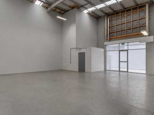 Versatile high-stud warehouse
