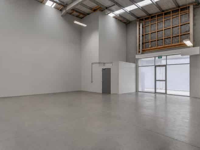 Versatile high-stud warehouse