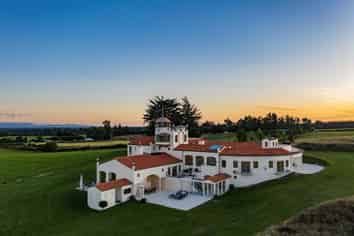 BELLA CASTELLO – EVENTS VENUE & LUXURY RETREAT FOR LEASE