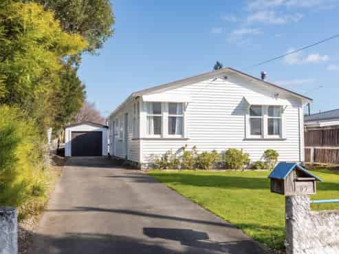 97 Broadway, Carterton