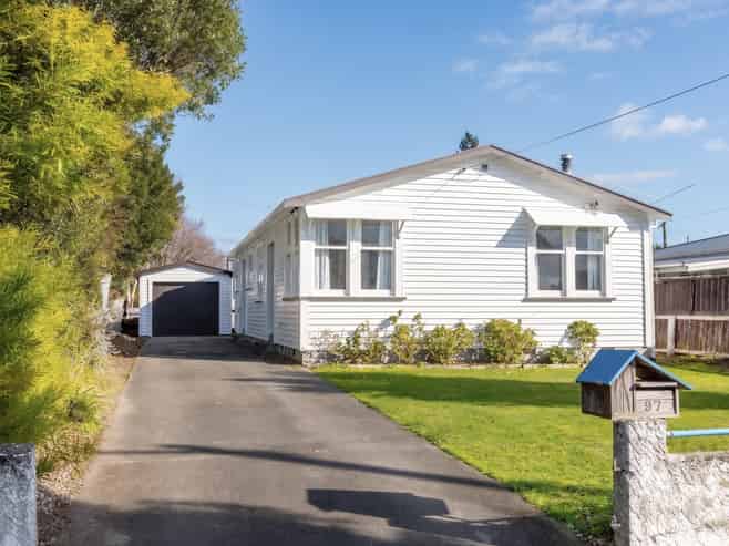 97 Broadway, Carterton