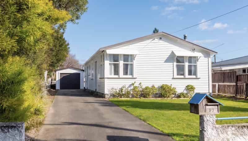 97 Broadway, Carterton