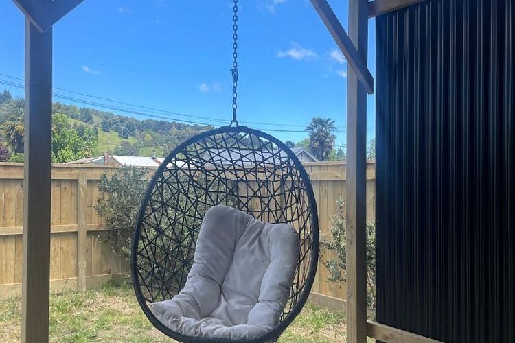 NEW STUDIO – NO POWER BILLS!  Pets allowed - Meer