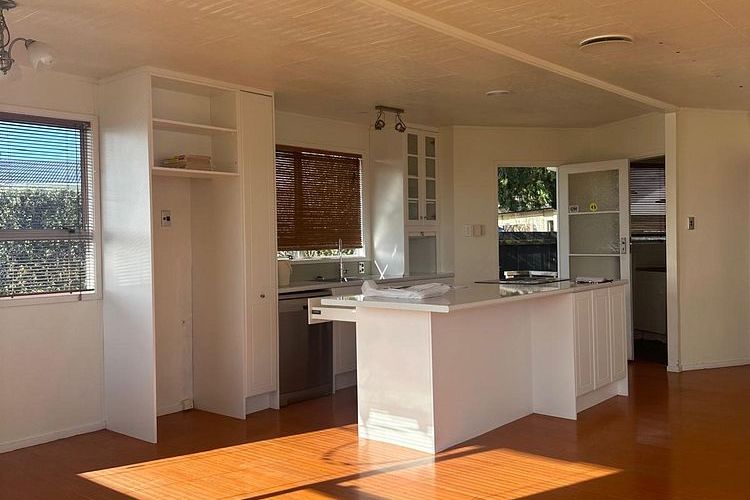 3BR Sunny Retreat - Semi-Furnished with land! - Aanzicht 5