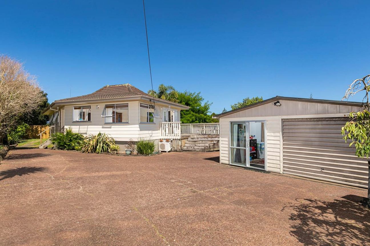 3BR Sunny Retreat - Semi-Furnished with land! - Aanzicht 2