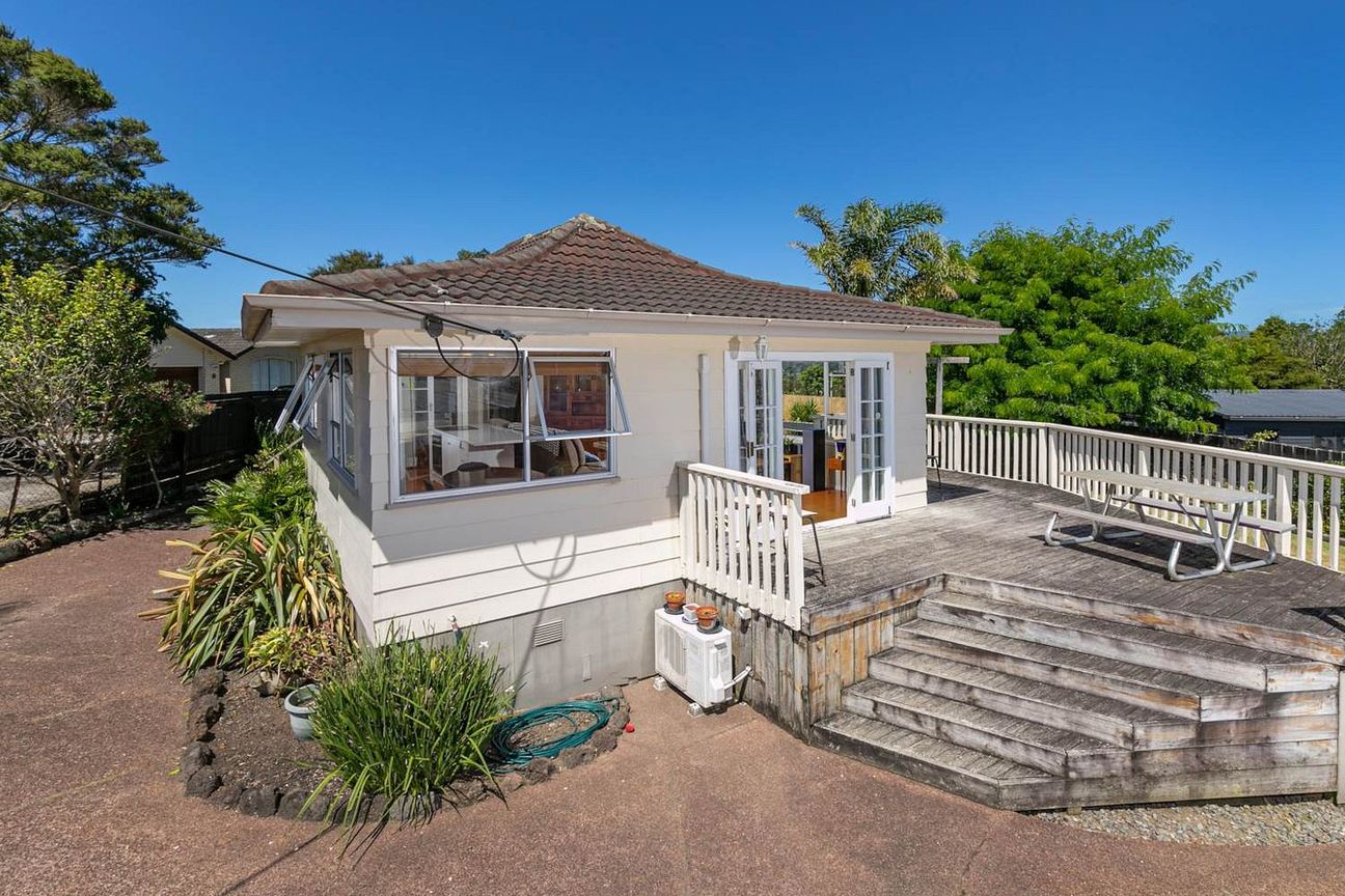 3BR Sunny Retreat - Semi-Furnished with land! - Aanzicht 3
