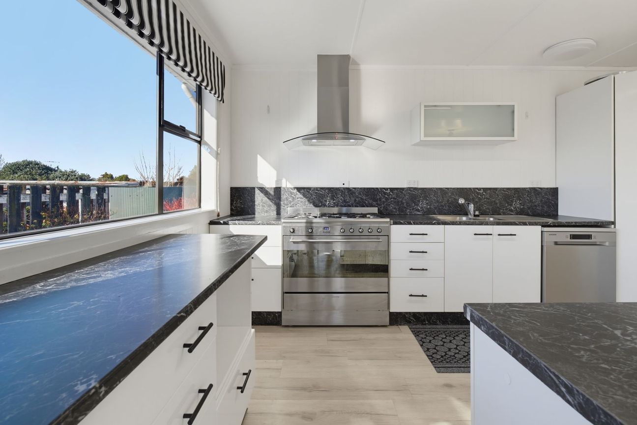 Stylishly Updated & Great Outdoor Family Living - Meer