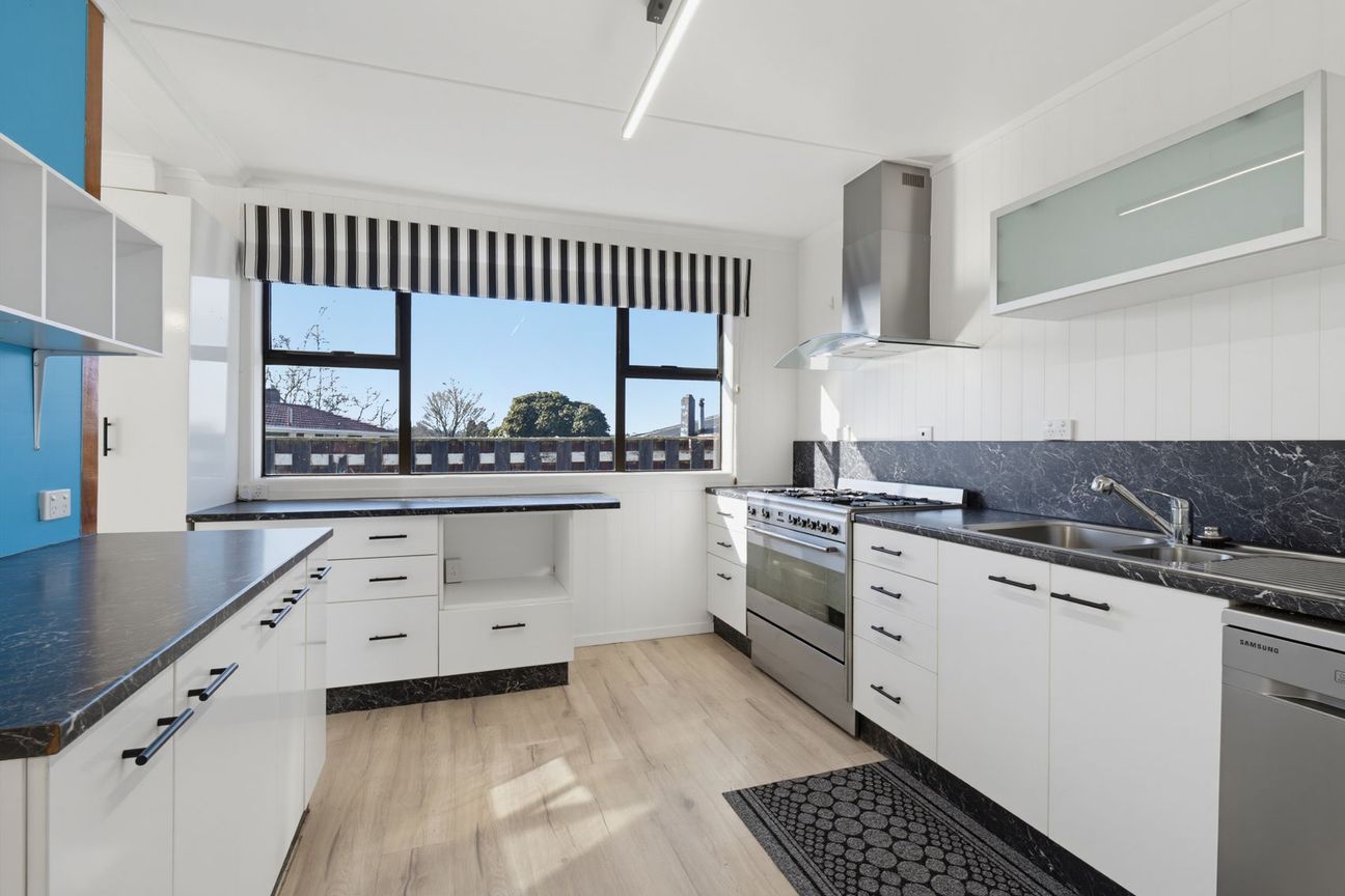 Stylishly Updated & Great Outdoor Family Living - Aanzicht 3