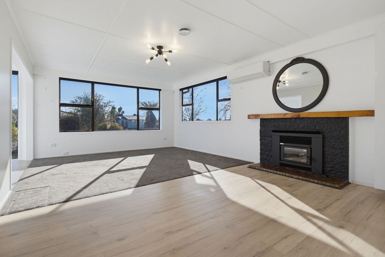 Stylishly Updated & Great Outdoor Family Living - Aanzicht 2
