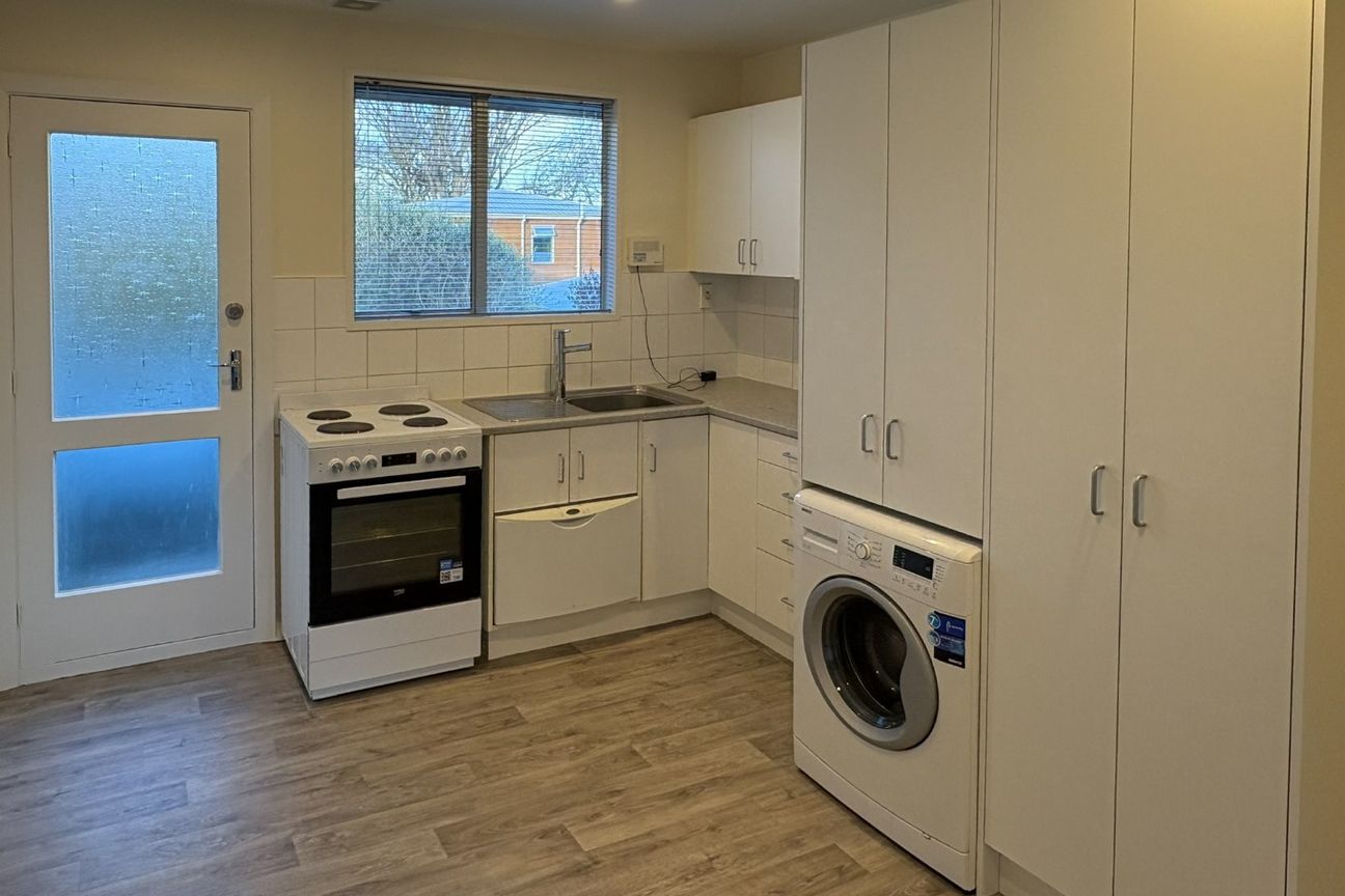 Recently refreshed 2 bedroom unit! - Aanzicht 2