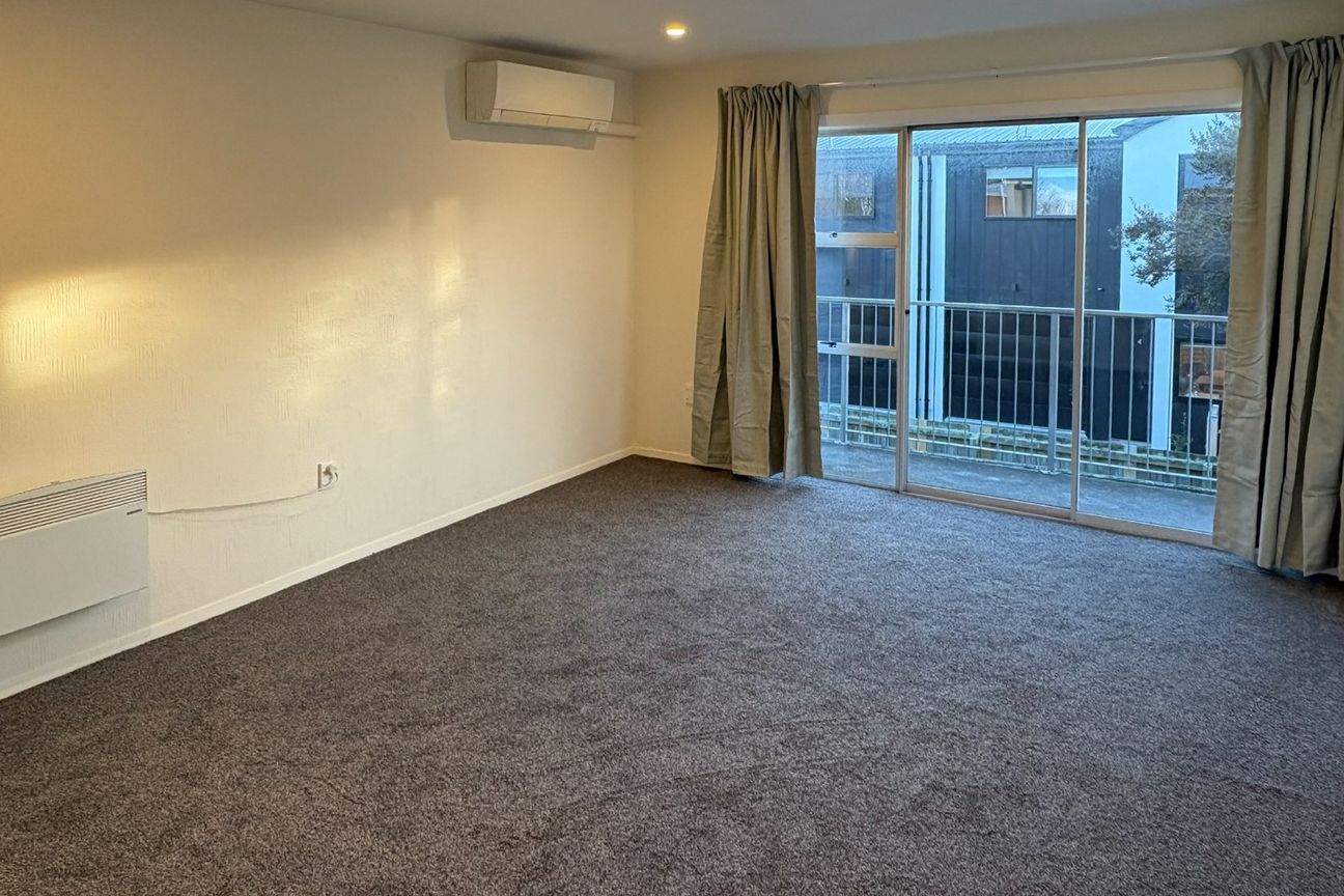 Recently refreshed 2 bedroom unit! - Aanzicht 4