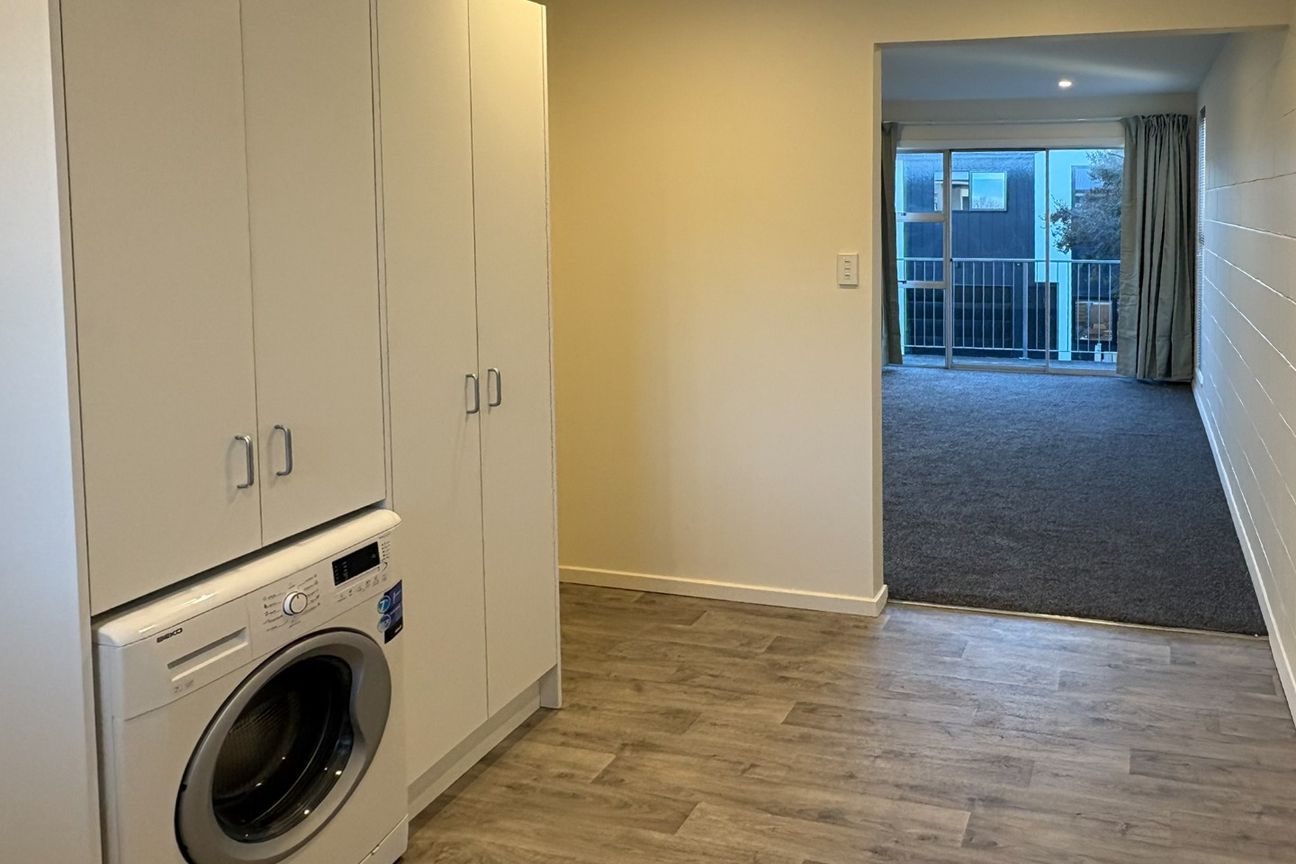 Recently refreshed 2 bedroom unit! - Aanzicht 3