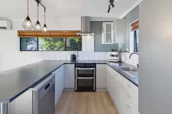 702B Park Road South, Akina