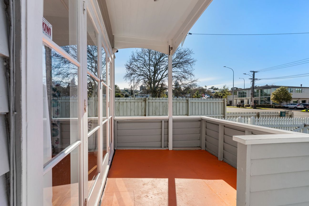 Character Home - Unbeatable Location - Meer