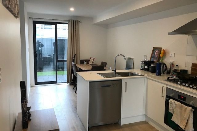 Modern & Stylish 3 Bedroom Home in the Heart of Hobsonville - Aanzicht 2