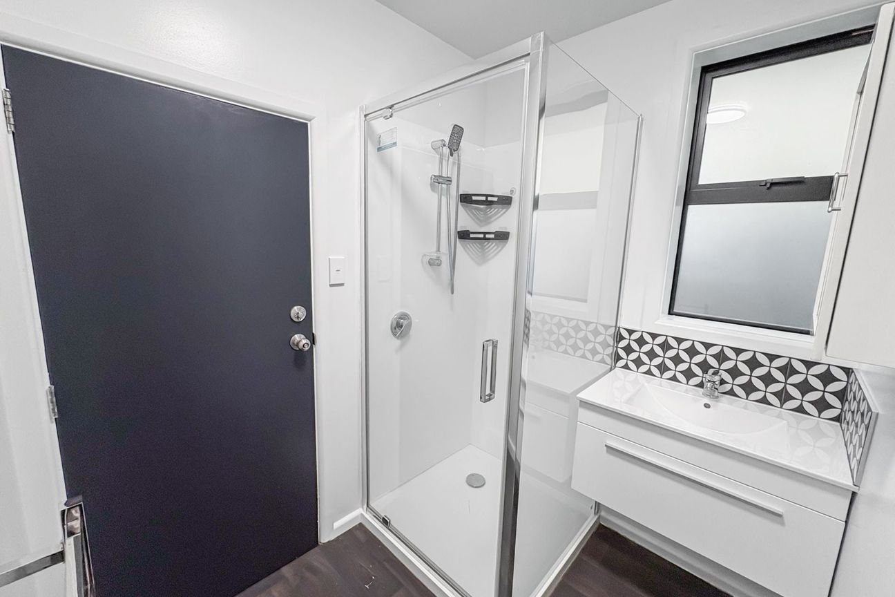 SHIRLEY - RENOVATED TWO BEDROOM HOME, SINGLE GARAGE, LARGE SECTION - Meer