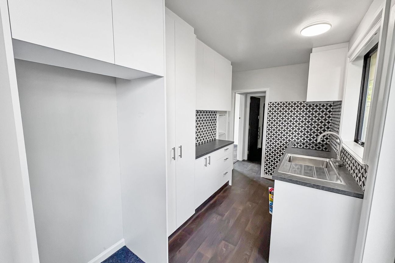 SHIRLEY - RENOVATED TWO BEDROOM HOME, SINGLE GARAGE, LARGE SECTION - Aanzicht 4