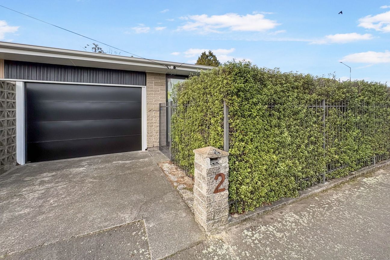 SHIRLEY - RENOVATED TWO BEDROOM HOME, SINGLE GARAGE, LARGE SECTION - Aanzicht 2