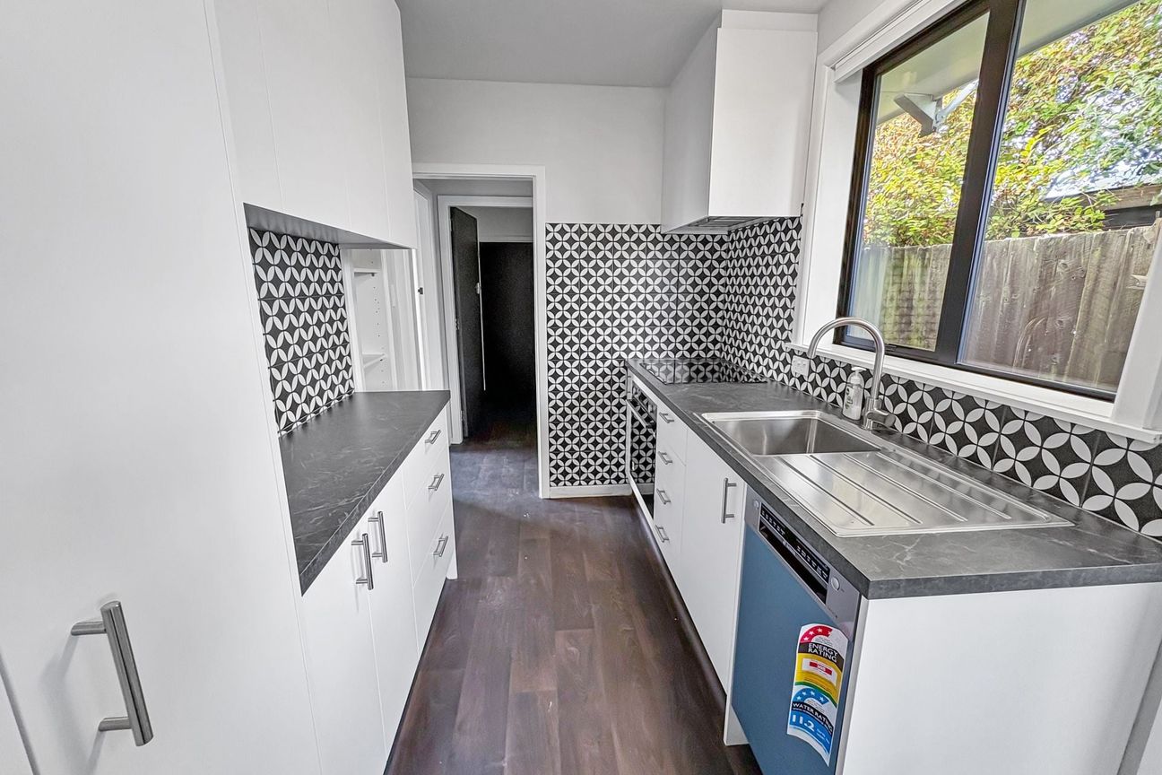 SHIRLEY - RENOVATED TWO BEDROOM HOME, SINGLE GARAGE, LARGE SECTION - Aanzicht 3