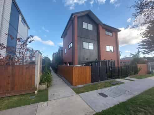 8/10 Yeovil Road, Te Atatu Peninsula