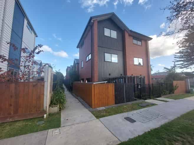 8/10 Yeovil Road, Te Atatu Peninsula