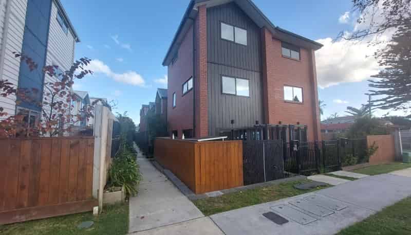 8/10 Yeovil Road, Te Atatu Peninsula