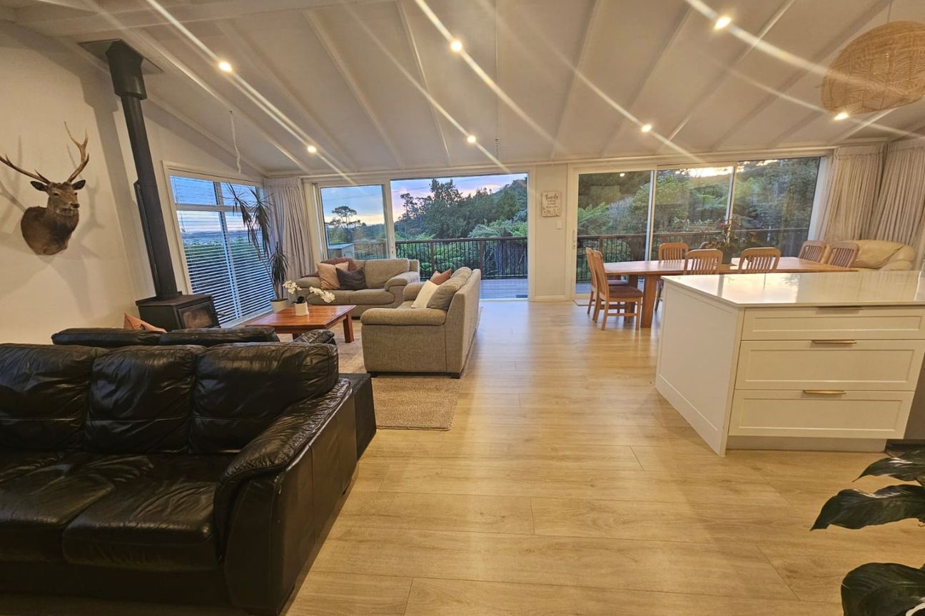 Spacious Family Home with Breath taking Views - Utilities Included - Vista 4