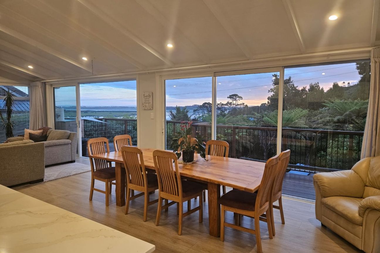 Spacious Family Home with Breath taking Views - Utilities Included - Vista 2