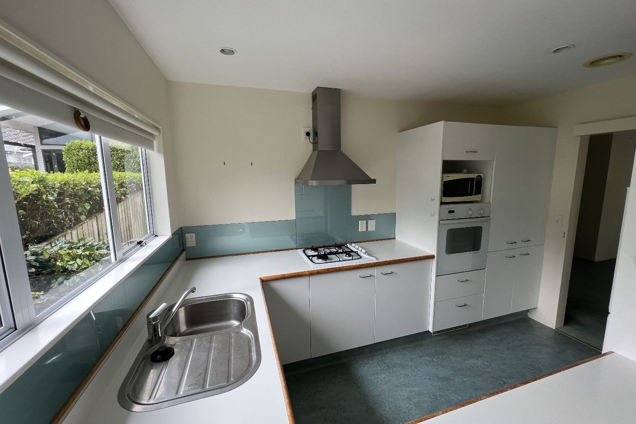 SPACIOUS FAMILY HOME IN POPULAR KARORI: - Aanzicht 3