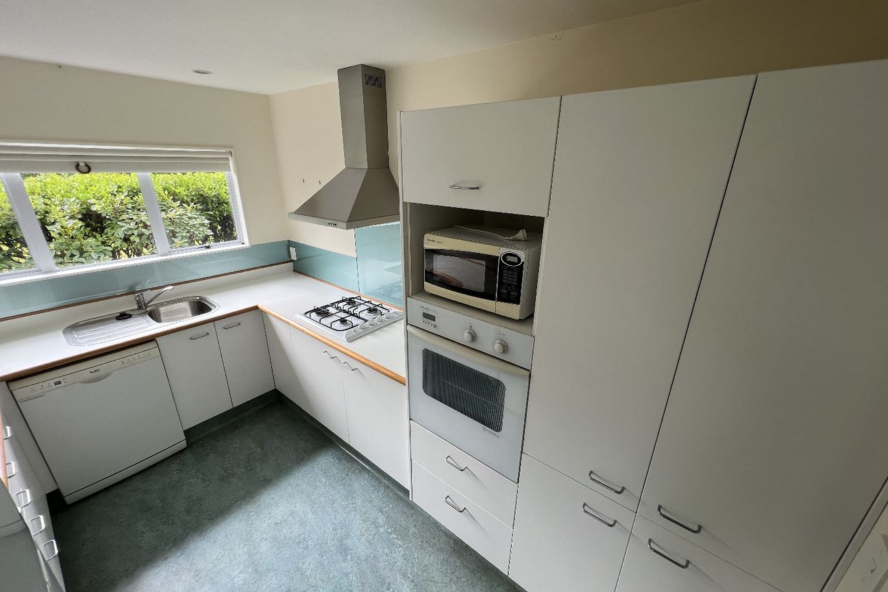 SPACIOUS FAMILY HOME IN POPULAR KARORI: - Aanzicht 2