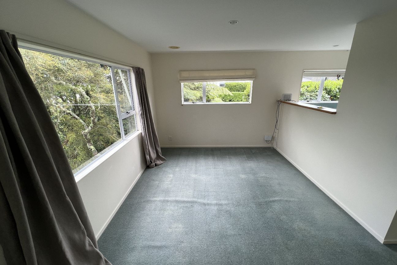 SPACIOUS FAMILY HOME IN POPULAR KARORI: - Aanzicht 4